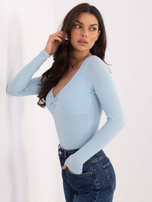 Jasnoniebieska krótka bluzka basic z bawełny