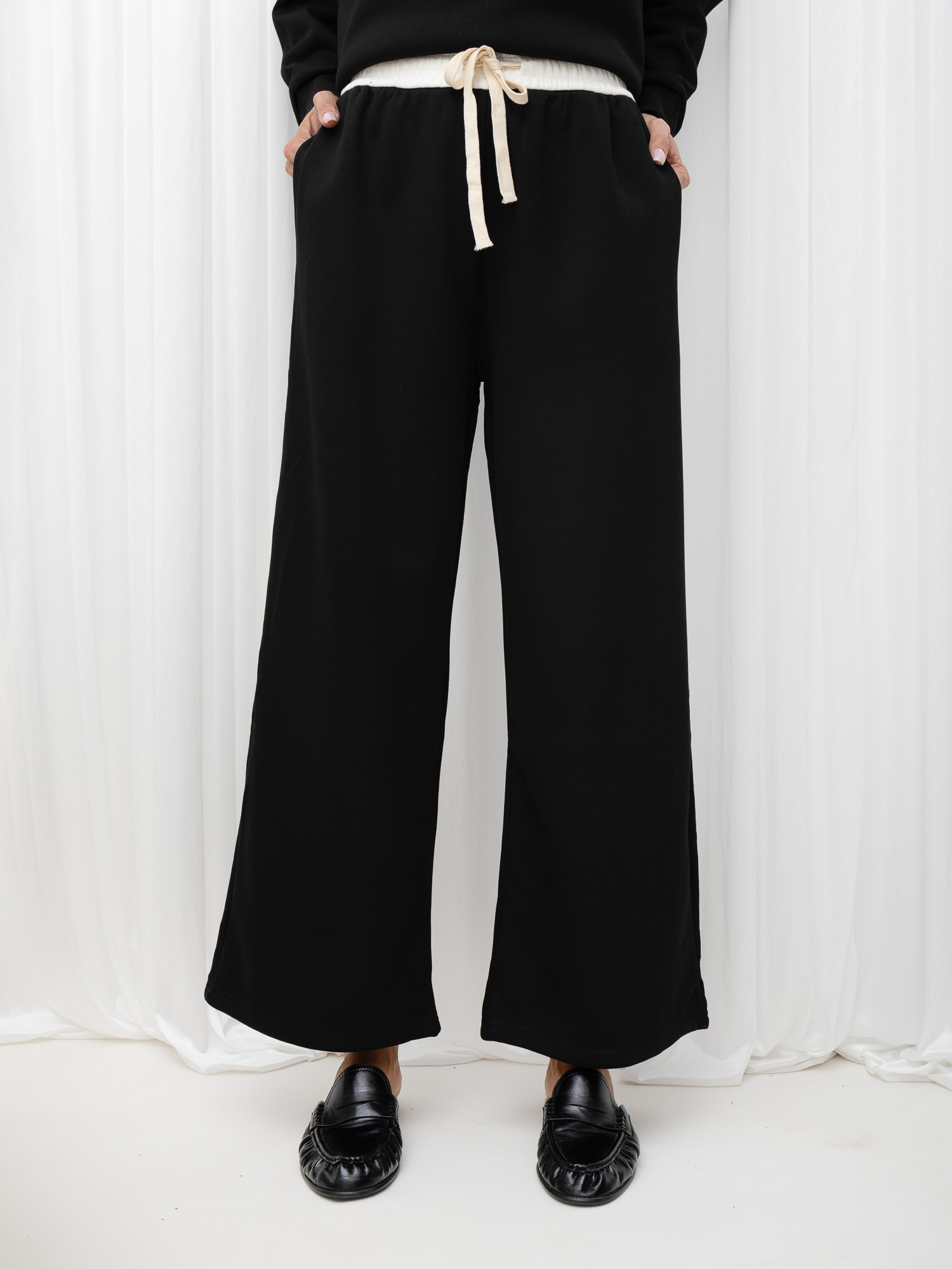 Schwarzes Sweatset mit weiten Hosen.