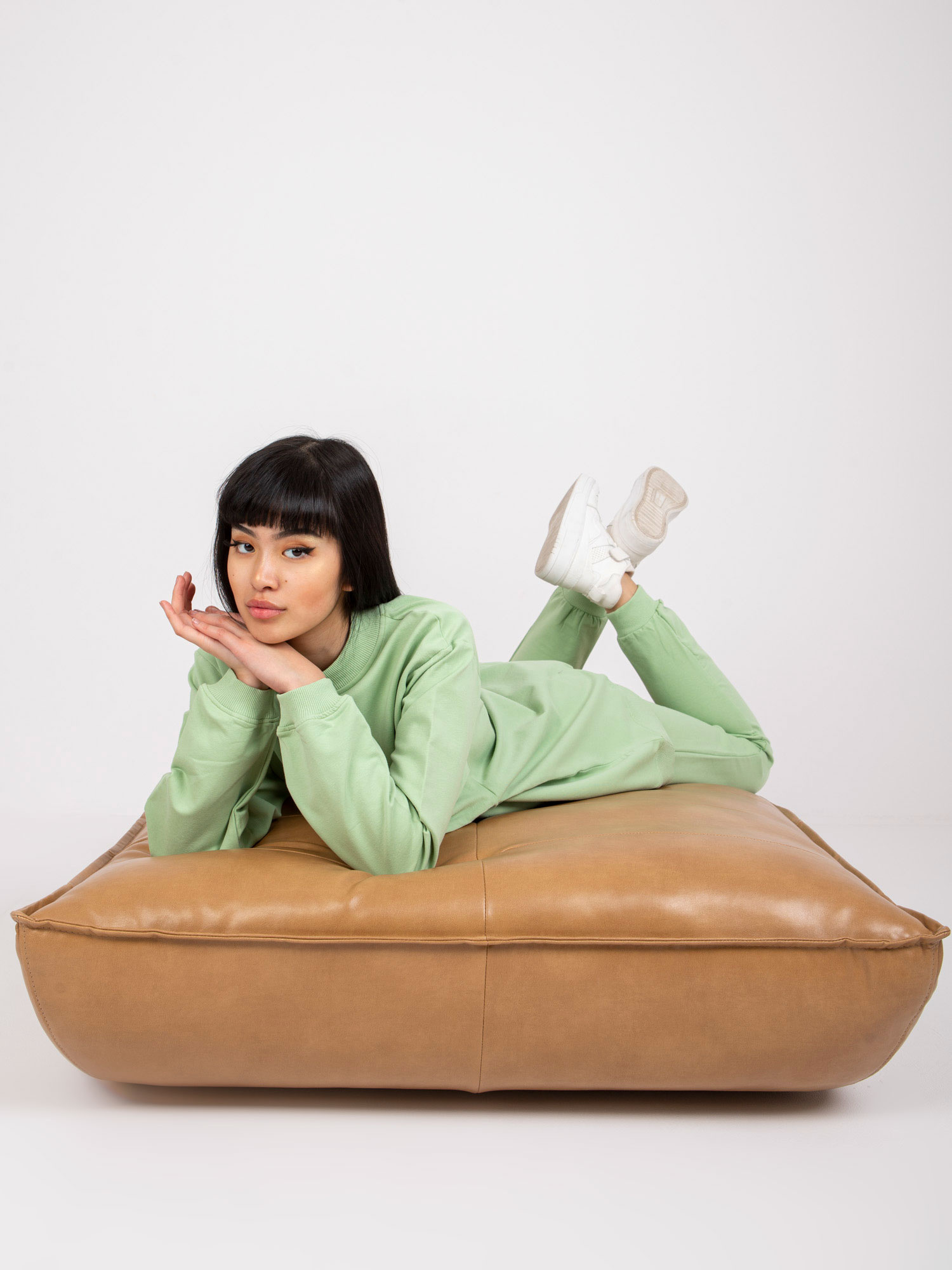 Oversized pistachio sweatshirt made of cotton.
