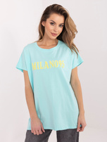 Miętowy damski t-shirt z wypukłym napisem