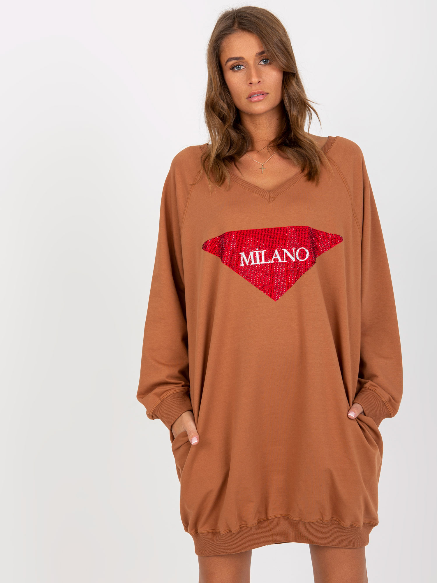 Jasnobrązowa długa bluza oversize z aplikacją i napisem