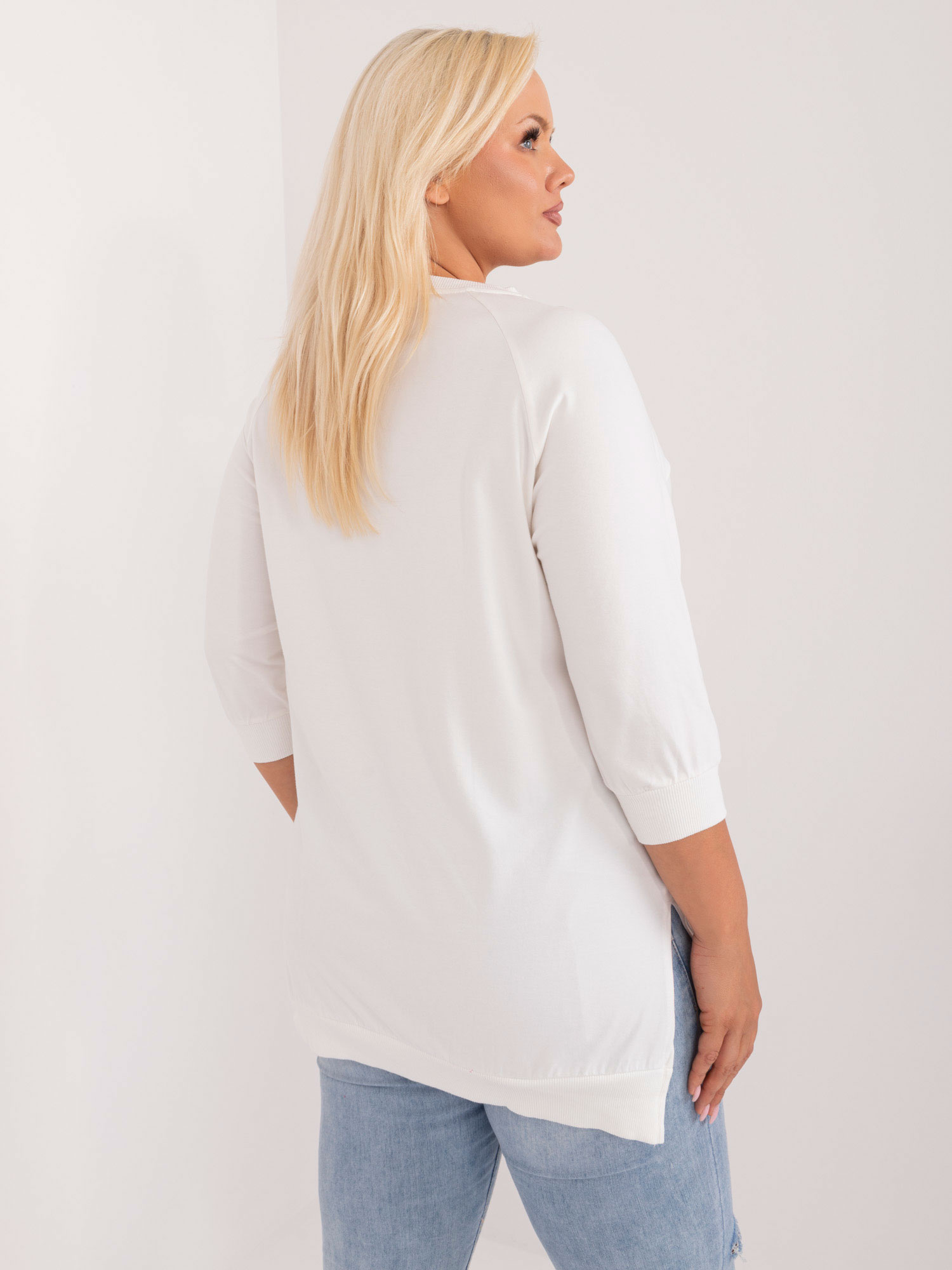 Hurtownia online Ecru bluzka plus size z naszywkami