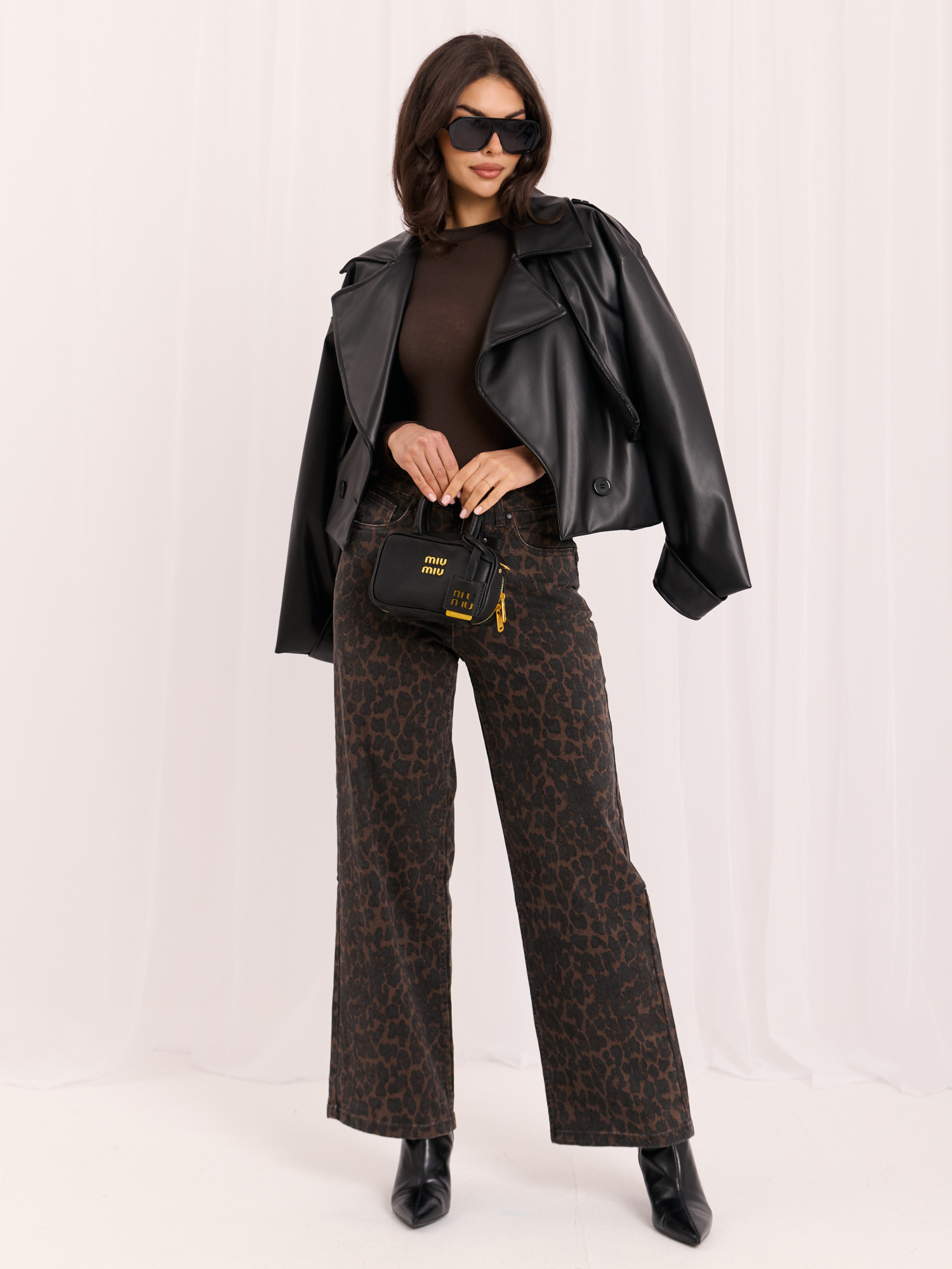 Ciemnobrązowe damskie jeansy wide leg w panterkę