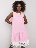 Jasnoróżowa sukienka z falbaną Frederica