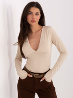 Beżowa dopasowana bluzka z głębokim dekoltem