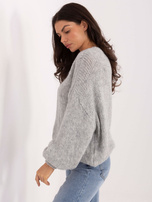 Szary sweter oversize o grubym splocie