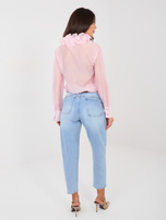 Niebieskie damskie jeansy mom z paskiem