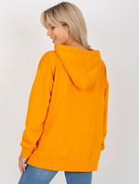 Dunkelgelber Kapuzenpullover aus Sweatstoff mit Schlitzen.