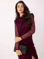 Ciemnofioletowa koronkowa sukienka z rozcięciem