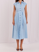 Himmelblaue Blusenkleid mit Punkten.