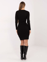 Czarna dopasowana sukienka w prążek