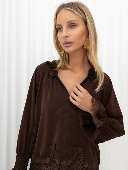 Brązowa koszulowa bluzka z marszczonym dekoltem