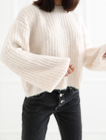 Jasnobeżowy miękki sweter oversize z okrągłym dekoltem