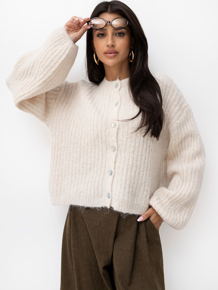 Jasnobeżowy rozpinany sweter z okrągłym dekoltem