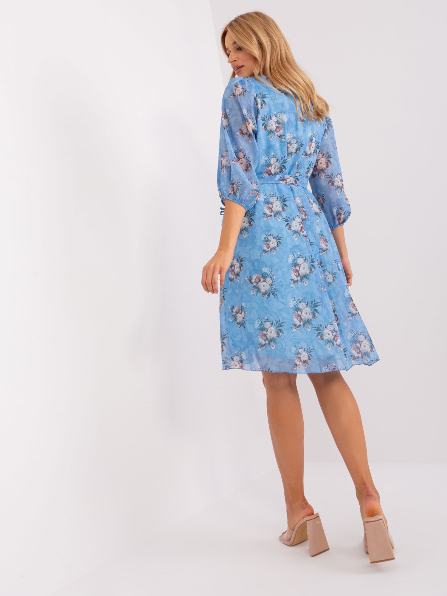 Niebieska sukienka oversize z nadrukiem w kwiaty