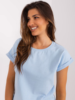 Hurtownia Jasnoniebieska bluzka na co dzień z podwijanymi rękawami