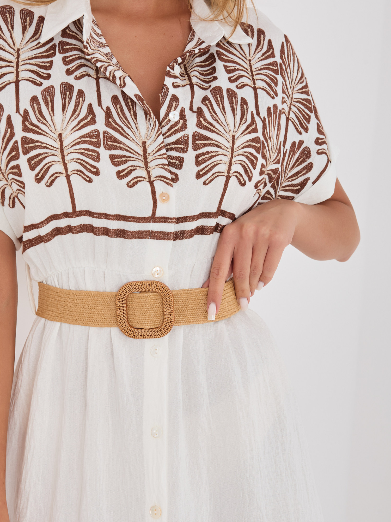 Brązowa letnia sukienka z plecionym paskiem 