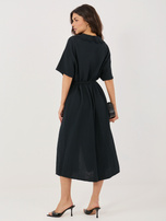 Schwarzes Hemdkleid aus Musselin.