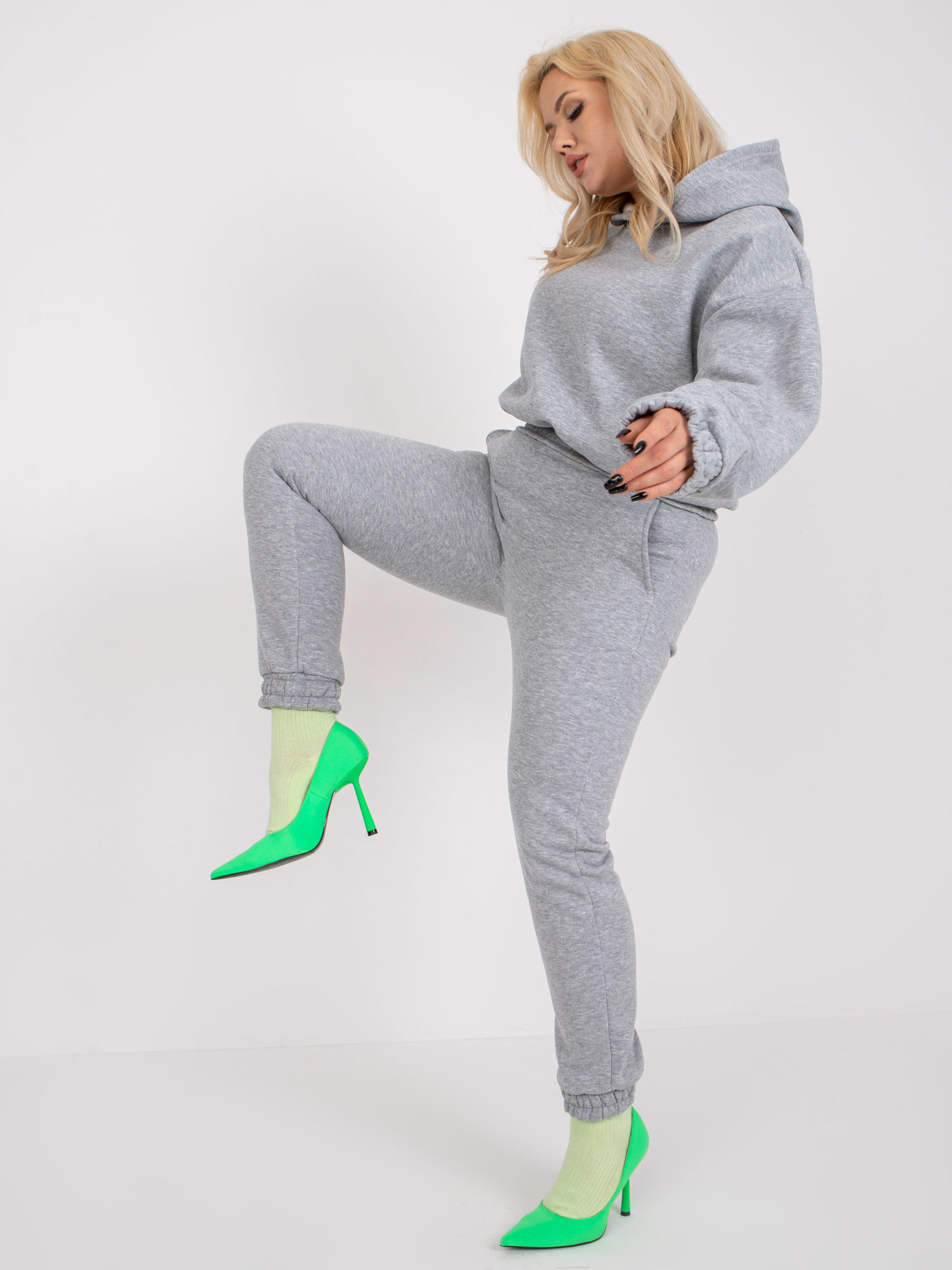 Šedý melírovaný dresový komplet plus size s kapsami.