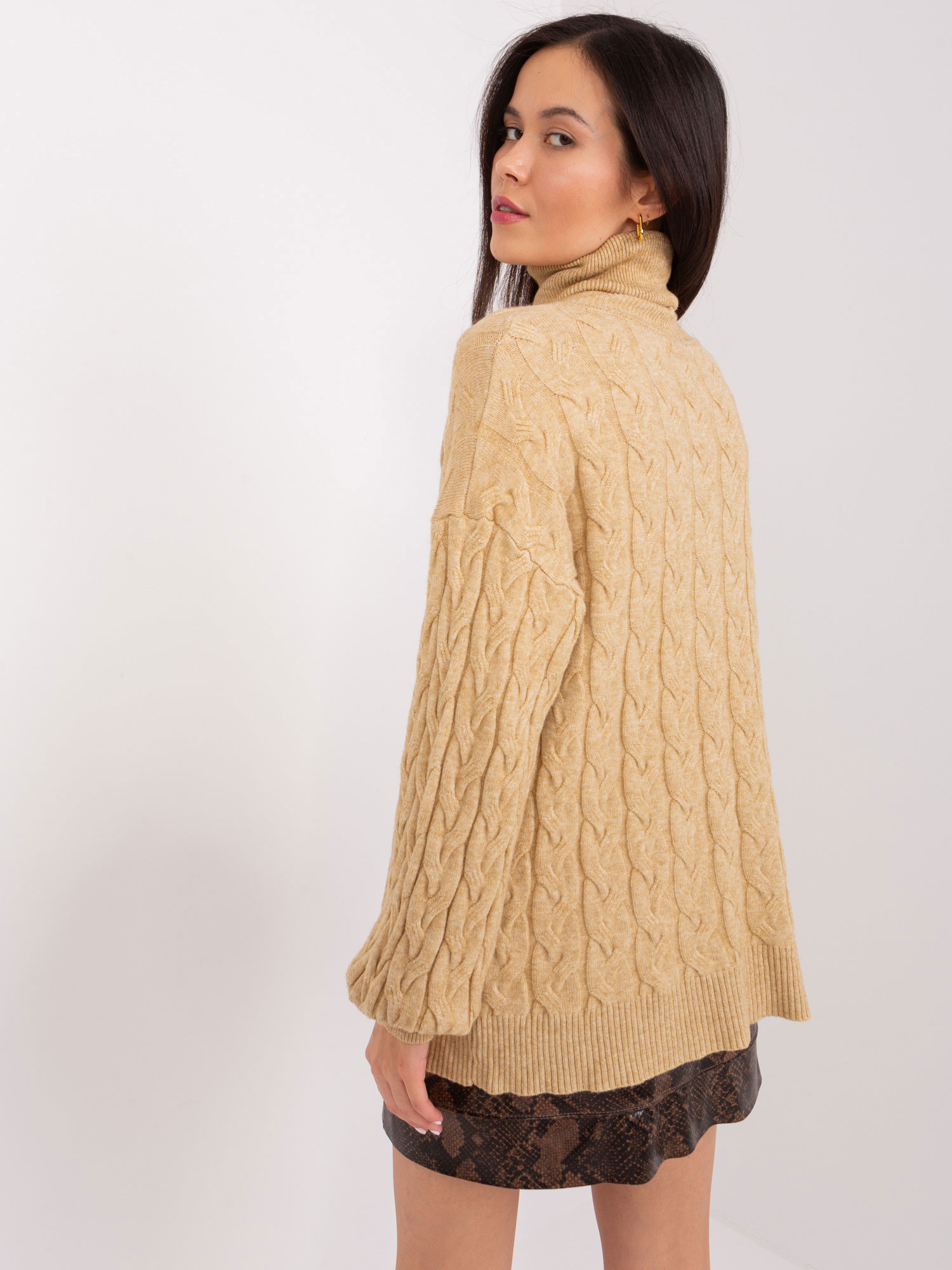 Camelowy damski sweter z golfem w warkocze