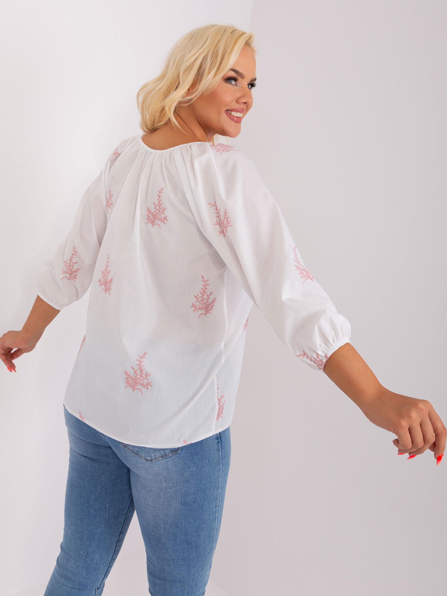 Hurt Biało-bródnoróżowa bluzka plus size we wzory