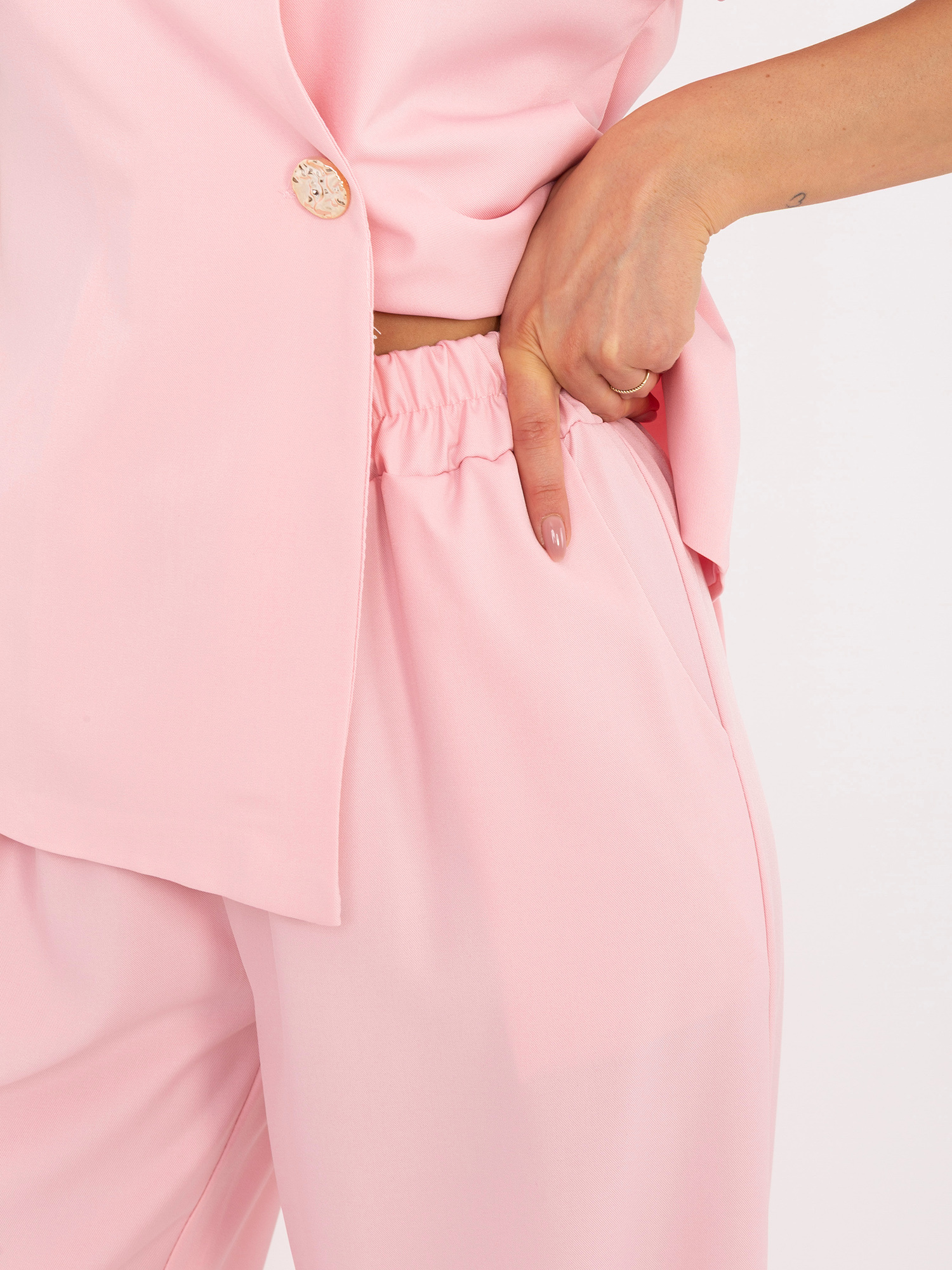 Jasnoróżowy damski garnitur z kopertową kamizelką RUE PARIS 