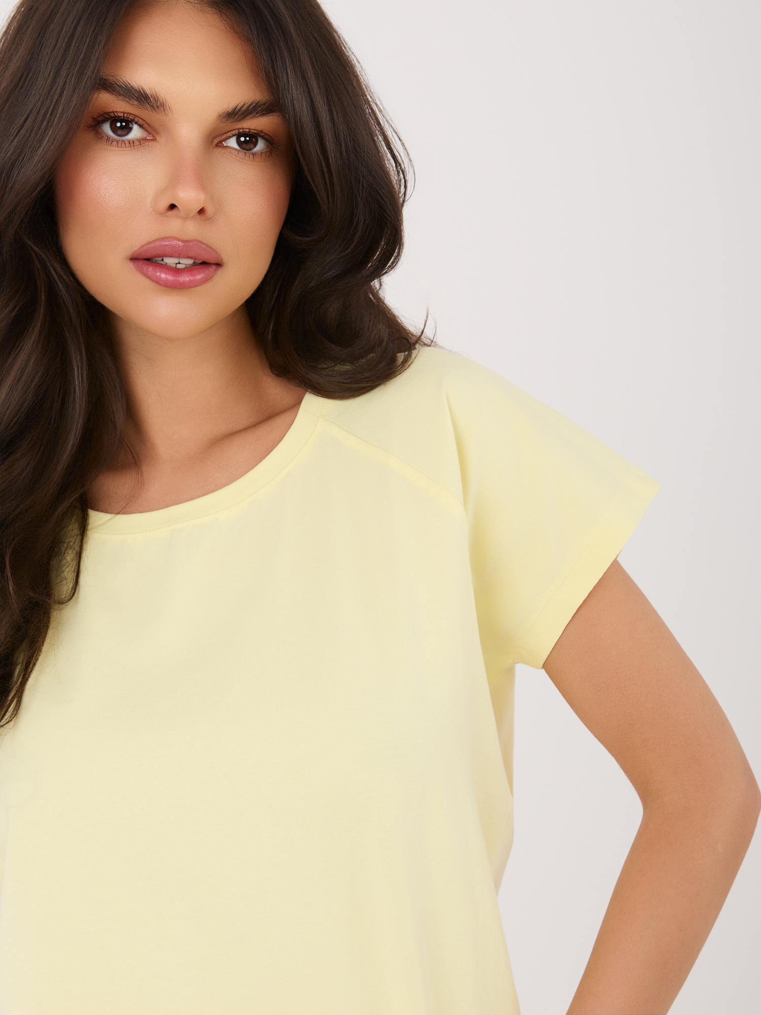 Jasnożółta damska bluzka basic z rozcięciami RUE PARIS 