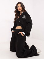 Hurtownia Czarna dresowa bluza bomberka z haftem