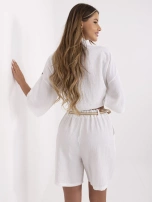 Białe letnie szorty z plecionym paskiem 