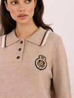 Bežový dámsky polo sveter v štýle college.