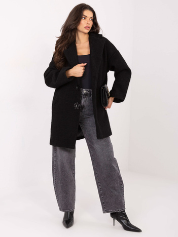 Czarny płaszcz z broszkami w kształcie kwiatów