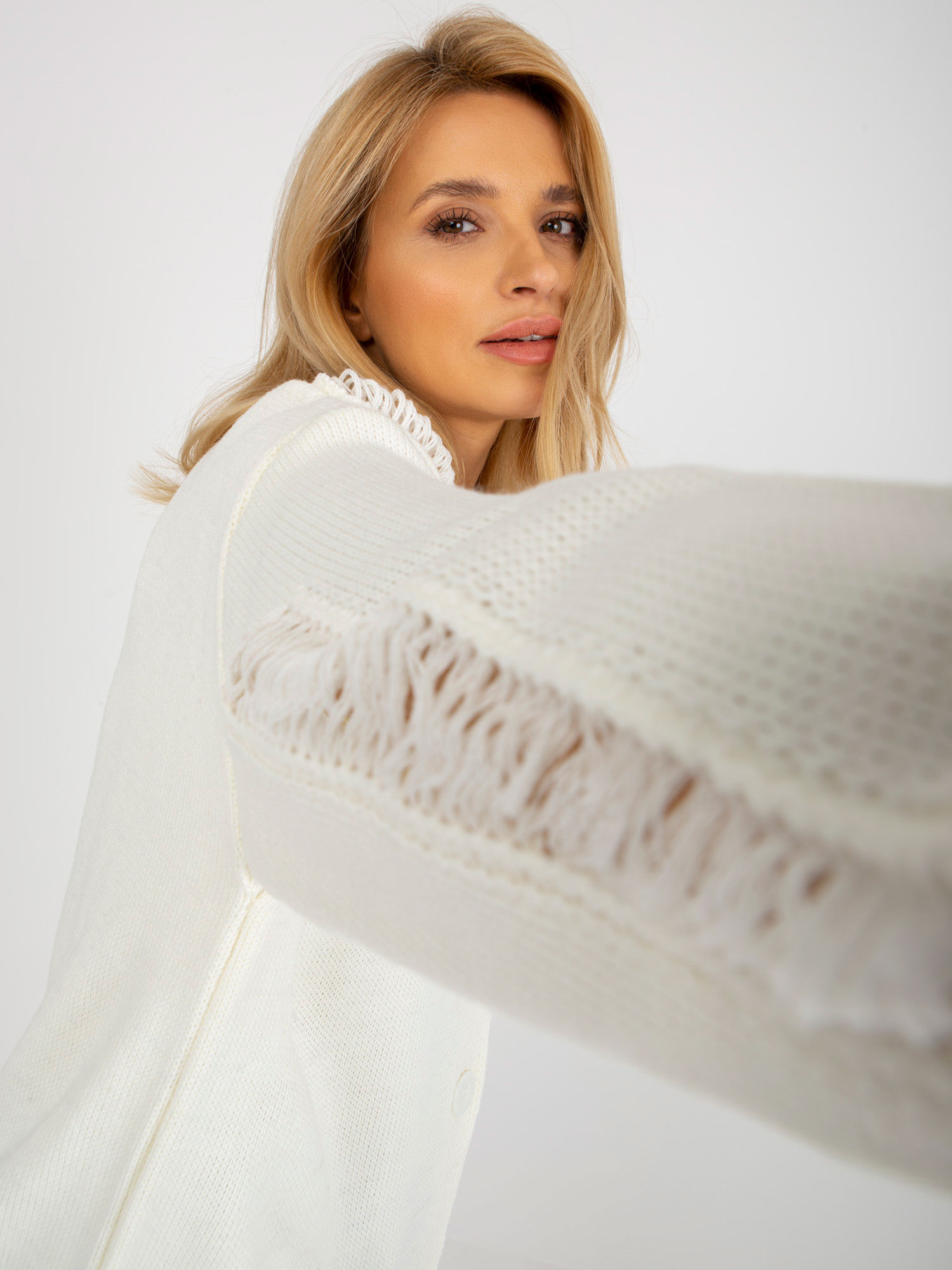 Ecru sweter rozpinany oversize z dziurami RUE PARIS