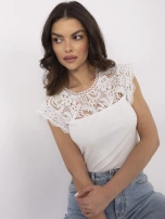 Biała dopasowana bluzka z koronką 