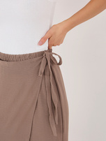 Brązowe spodnie wide leg na lato