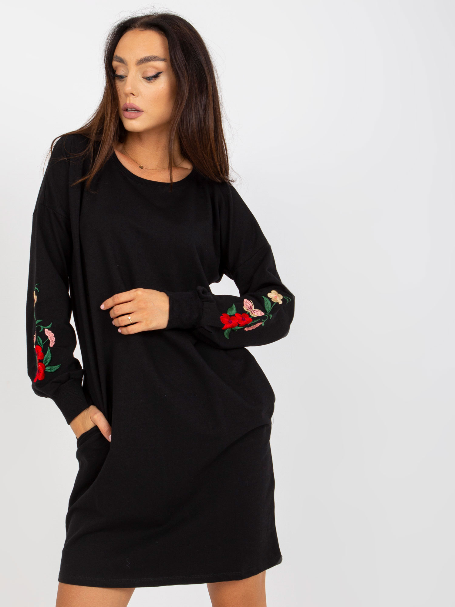 Czarna mini sukienka dresowa z haftem RUE PARIS