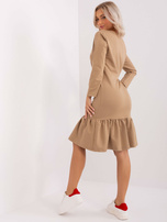 Hurt Ciemnobeżowa dresowa sukienka z falbaną