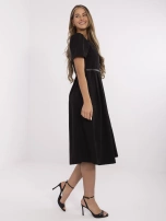Czarna elegancka sukienka z cienkim paskiem