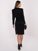 Schwarzes Abendkleid mit Schlitz.