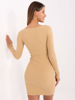 Camelowa dopasowana sukienka basic w prążek 