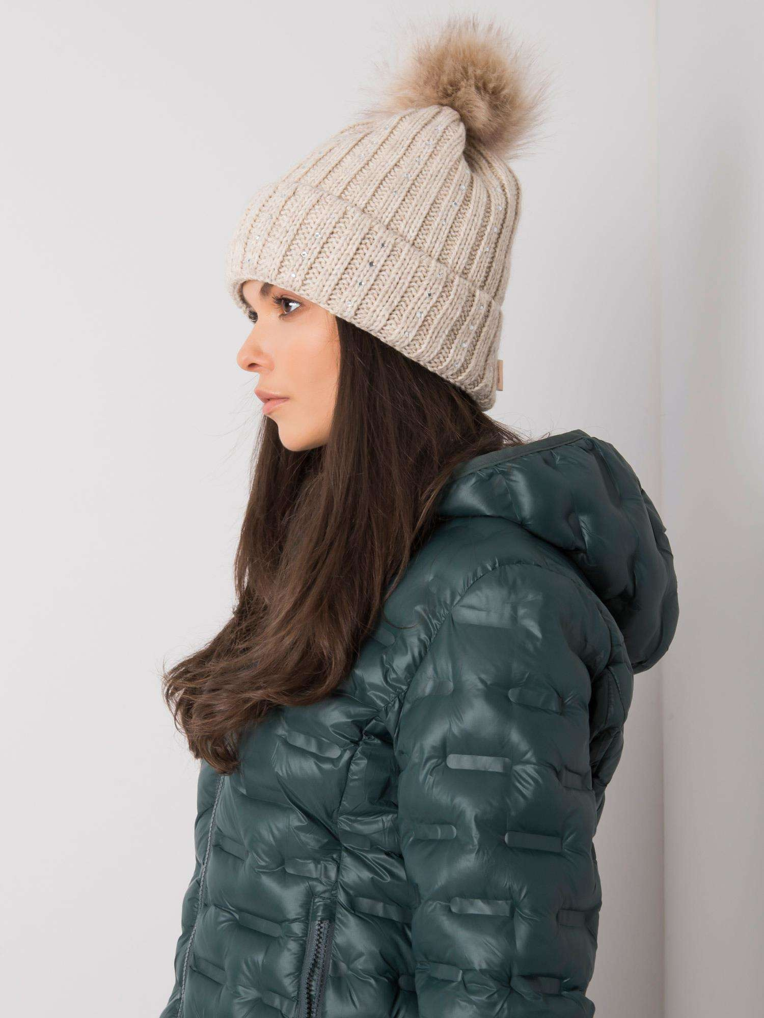 Beige winter hat with applique