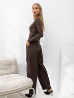Brązowe eleganckie spodnie marchewki z paskiem