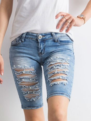 Blaue Jeans-Bermudas mit Löchern.