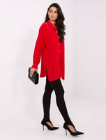 Czerwona długa koszula z ozdobnymi guzikami