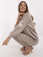 Dunkelbeige Jogginganzug mit Jogginghosen.