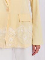 Pastelowa żółta elegancka marynarka z koronką