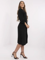 Schwarzes Musselin-Kleid mit Gummizug in der Taille.
