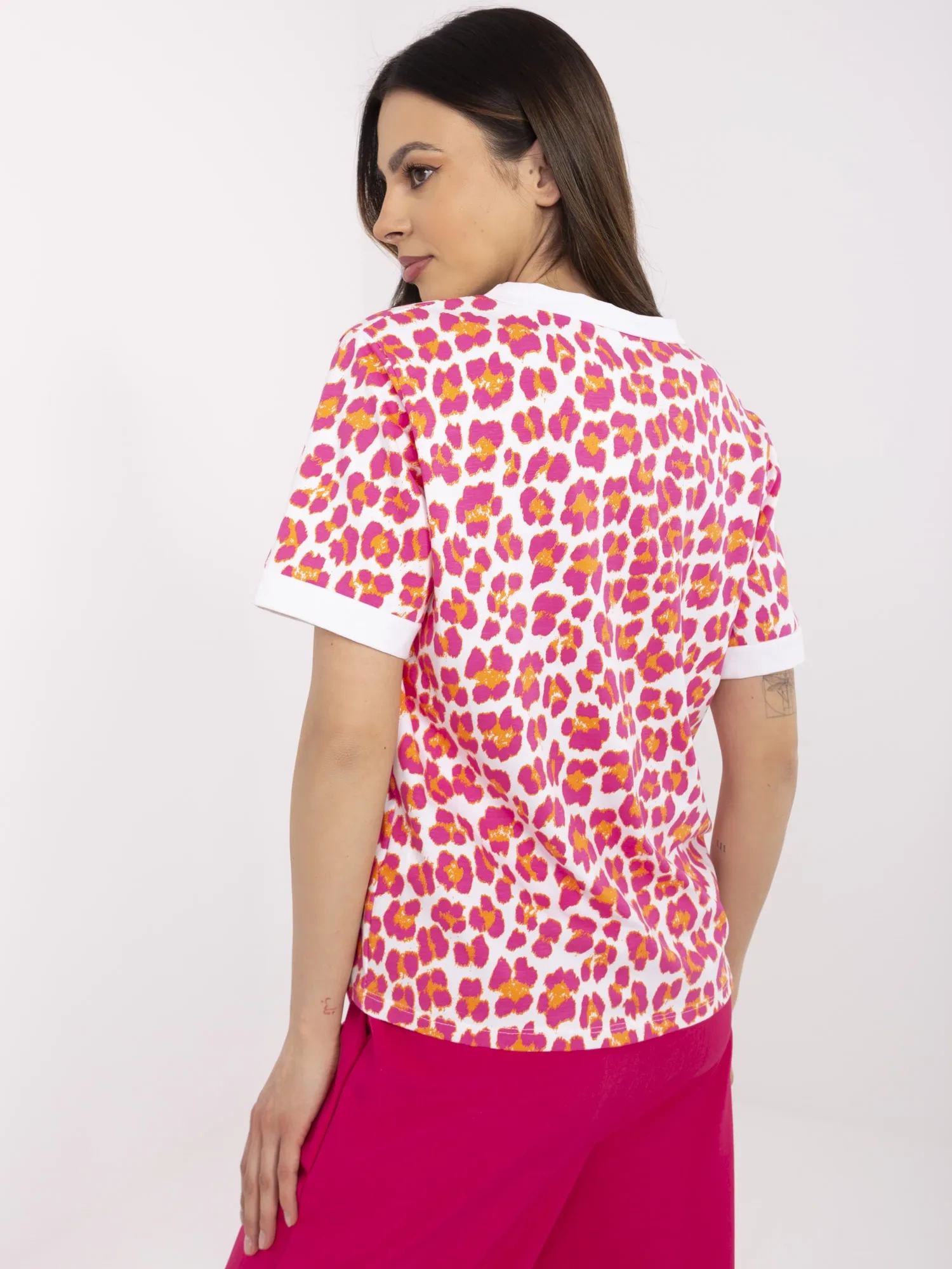 Fuchsia-weiße Bluse mit Tiermotiv.
