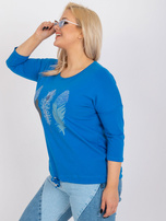 Temno modra majica plus size z aplikacijo in tiskom.