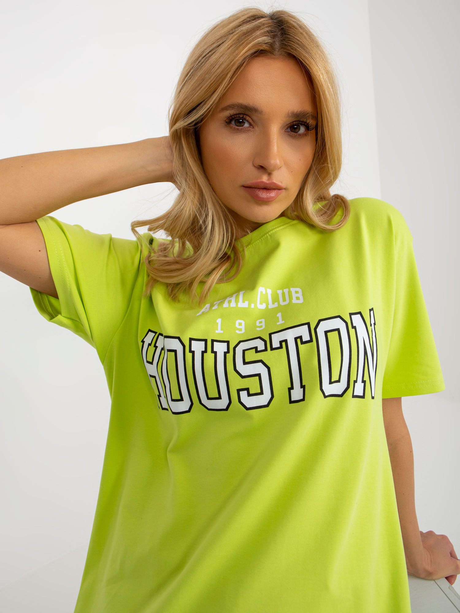 Limonkowy damski luźny t-shirt z napisem