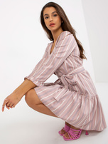 Hurtownia Brudnoróżowa mini sukienka z falbaną i paskiem